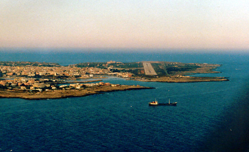 Do 28 Anflug auf Flughafen Isola di Lampedusa
